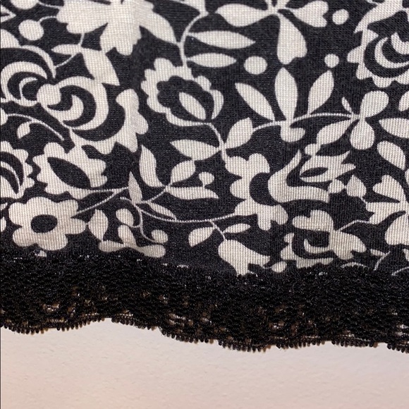 Banana Republic B&W Floral with Lace V Neck - Picture 10 of 12